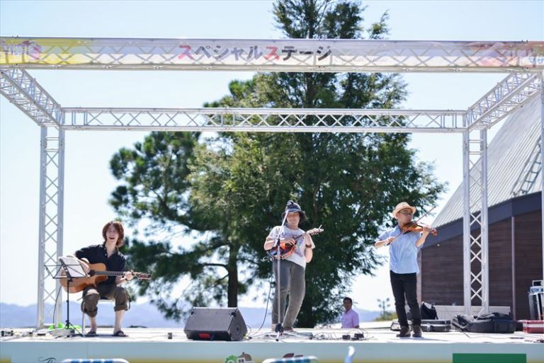 明日４／１（日）はトゥクトゥクスキップでマザー牧場ライブです！！！