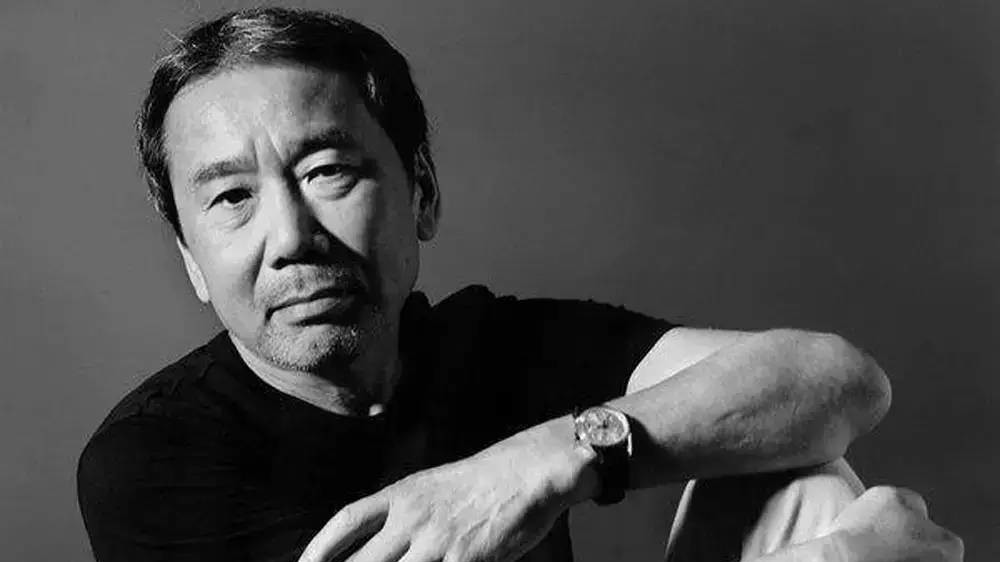 村上春樹が小説家になった年齢ときっかけ。大学在学中にジャズ喫茶を開店、野球を観戦中に小説家になろうと思う。