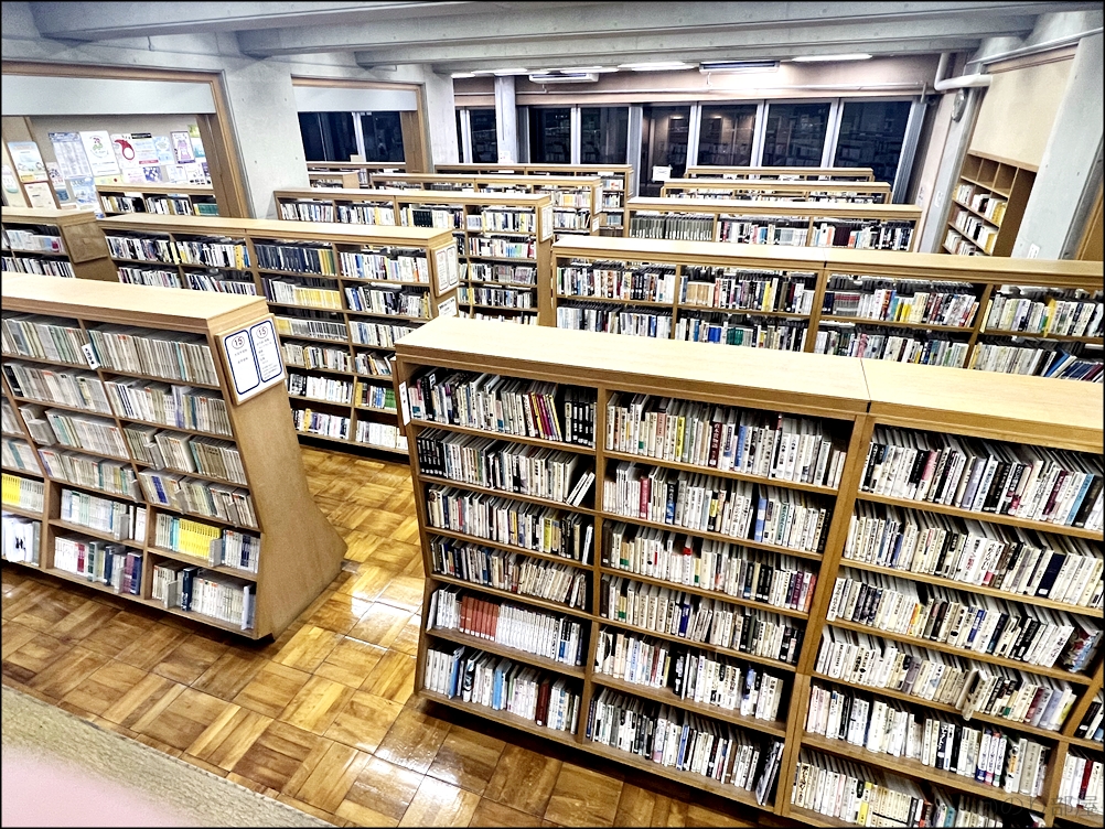 図書館の雰囲気良いよね。｢GRIT｣と｢死ぬこと以外かすり傷｣の本を借りてみたよ