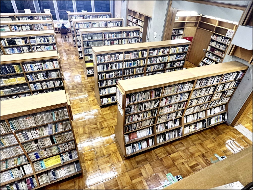 図書館の雰囲気良いよね。｢GRIT｣と｢死ぬこと以外かすり傷｣の本を借りてみたよ