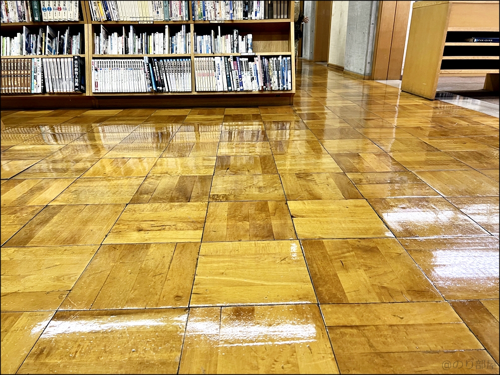 床もキレイ。図書館の雰囲気良いよね。｢GRIT｣と｢死ぬこと以外かすり傷｣の本を借りてみたよ